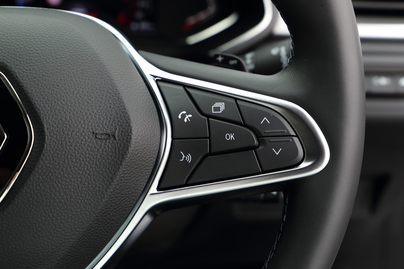 ステアリングスポーク左側には運転支援機能のスイッチを、右側にはオーディオ関連のスイッチをそれぞれ配置