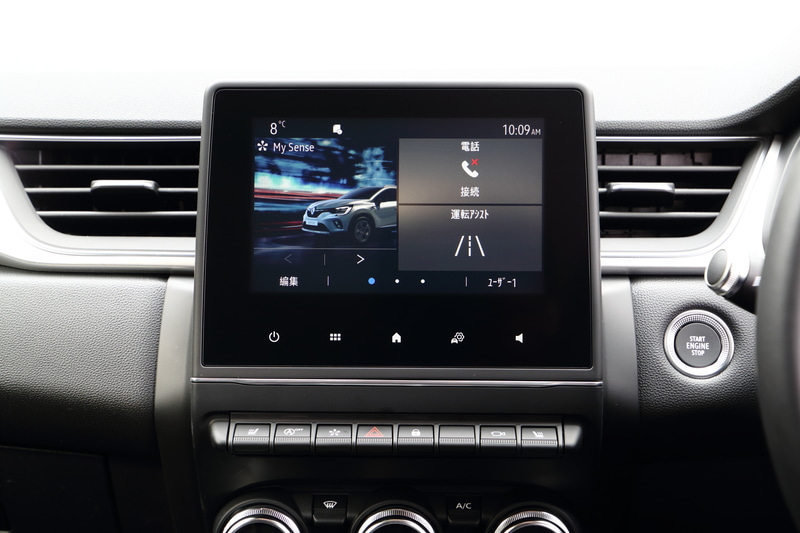 インパネ中央には7インチマルチメディア EASY LINK（スマートフォン用ミラーリング機能）を装着。下部にあるUSBポートにコードを接続すると、スマートフォンとの連携が可能となる。また、センターコンソールの後方には、リア席用のUSBポートを2口と、12V電源ソケットを設定している