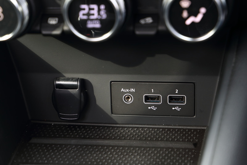 インパネ中央には7インチマルチメディア EASY LINK（スマートフォン用ミラーリング機能）を装着。下部にあるUSBポートにコードを接続すると、スマートフォンとの連携が可能となる。また、センターコンソールの後方には、リア席用のUSBポートを2口と、12V電源ソケットを設定している