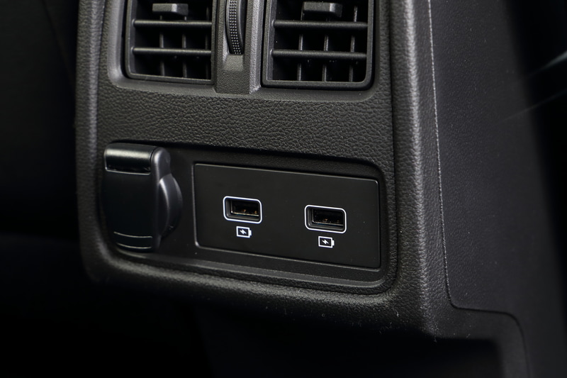 インパネ中央には7インチマルチメディア EASY LINK（スマートフォン用ミラーリング機能）を装着。下部にあるUSBポートにコードを接続すると、スマートフォンとの連携が可能となる。また、センターコンソールの後方には、リア席用のUSBポートを2口と、12V電源ソケットを設定している