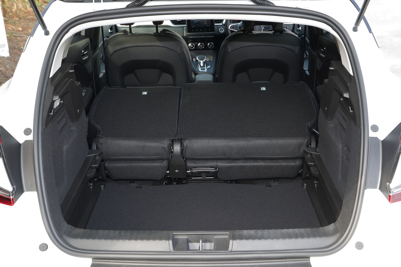 ラゲッジルームはラゲッジボードを2段階で調整可能。容量は536Lから、6：4分割可倒式のリアシートバックを倒すことで最大1235Lまで拡大できる。また、リアシートは160mmのスライド機構を備えている