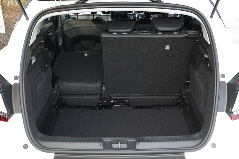 ラゲッジルームはラゲッジボードを2段階で調整可能。容量は536Lから、6：4分割可倒式のリアシートバックを倒すことで最大1235Lまで拡大できる。また、リアシートは160mmのスライド機構を備えている
