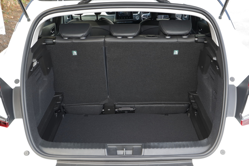 ラゲッジルームはラゲッジボードを2段階で調整可能。容量は536Lから、6：4分割可倒式のリアシートバックを倒すことで最大1235Lまで拡大できる。また、リアシートは160mmのスライド機構を備えている