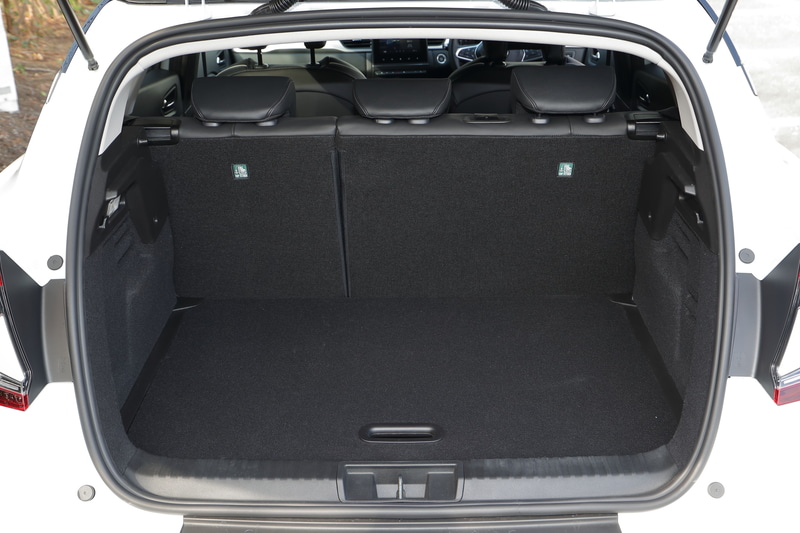 ラゲッジルームはラゲッジボードを2段階で調整可能。容量は536Lから、6：4分割可倒式のリアシートバックを倒すことで最大1235Lまで拡大できる。また、リアシートは160mmのスライド機構を備えている