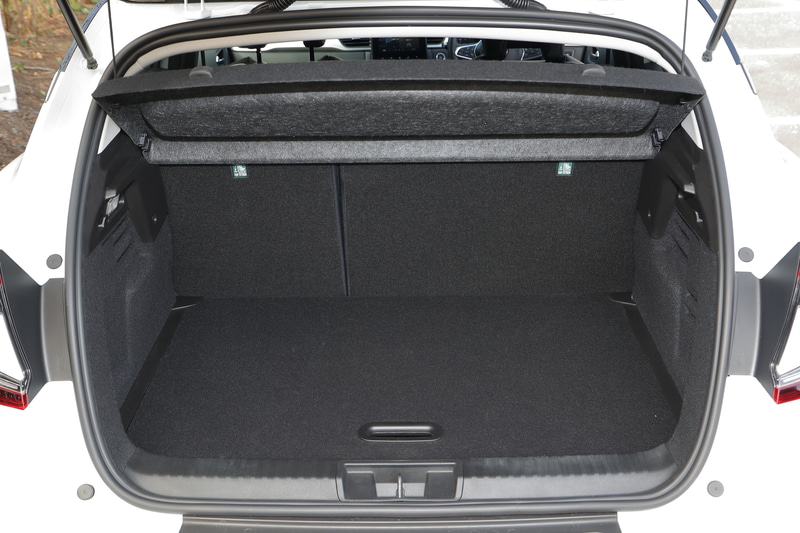 ラゲッジルームはラゲッジボードを2段階で調整可能。容量は536Lから、6：4分割可倒式のリアシートバックを倒すことで最大1235Lまで拡大できる。また、リアシートは160mmのスライド機構を備えている