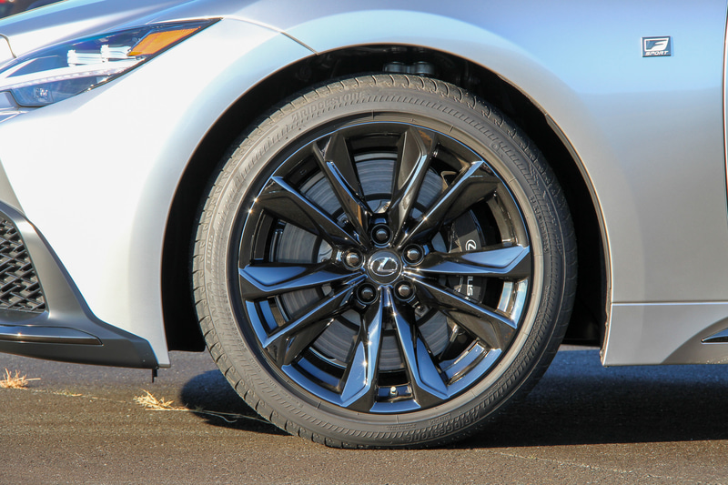 ボディカラーは新規開発となるシルバーの外板色「銀影（ぎんえい）ラスター」。“F SPORT”ではサブラジエーターグリルのガーニッシュをサイドまで回り込ませることで、ワイドなスタンスを強調。これに加え、専用色のスピンドルグリル、20インチホイール（タイヤはブリヂストン「TURANZA T05HAZ」で、サイズはフロントが245/45RF20、リアが275/40RF20）などのアイテムを採用