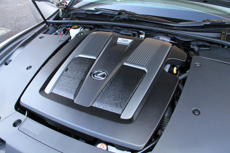 LS500が搭載するV型6気筒3.5リッターツインターボ「V35A-FTS」型エンジンは、最高出力310kW（422PS）/6000rpm、最大トルク600Nm（61.2kgfm）1600-4800rpmを発生