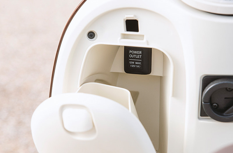 手袋などの小物を収納できるグローブボックスを完備。便利な12Vのアクセサリーソケットも装備