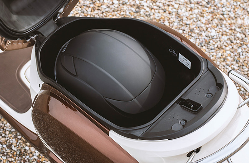 シート下には容量約20Lのトランクを完備し、ヘルメットやレインウェアなどが収納可能