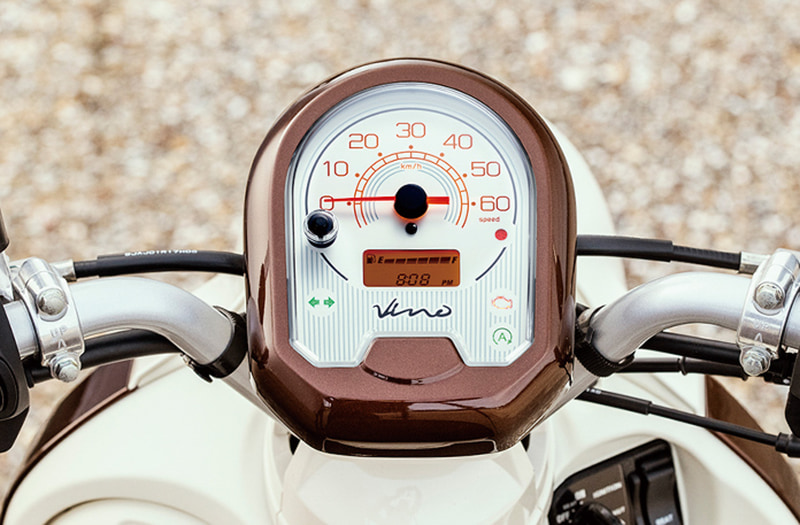 メーターパネルには時計機能やエンジンオイルの交換時期を表示する機能も装備