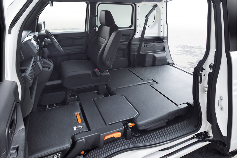 助手席側センターピラーレス化による「ダブルビッグ大開口」を備えるほか、助手席ダイブダウン機能により、フルフラットで広い車内を実現