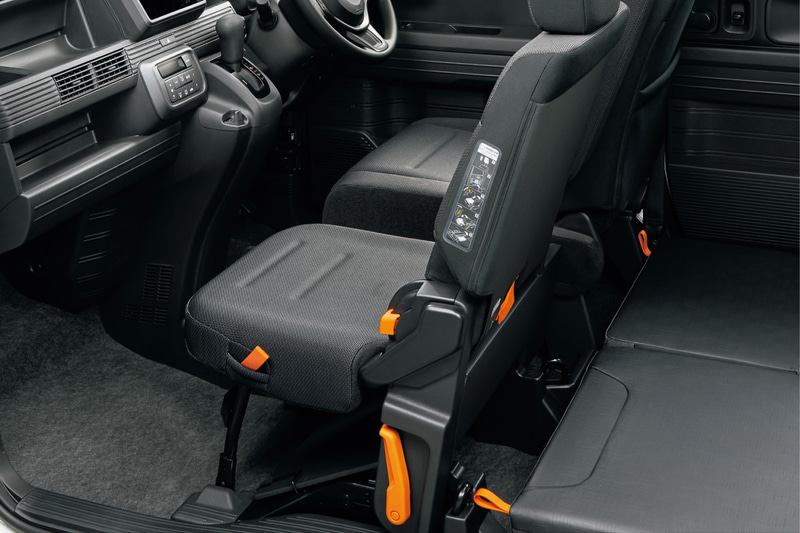 助手席側センターピラーレス化による「ダブルビッグ大開口」を備えるほか、助手席ダイブダウン機能により、フルフラットで広い車内を実現