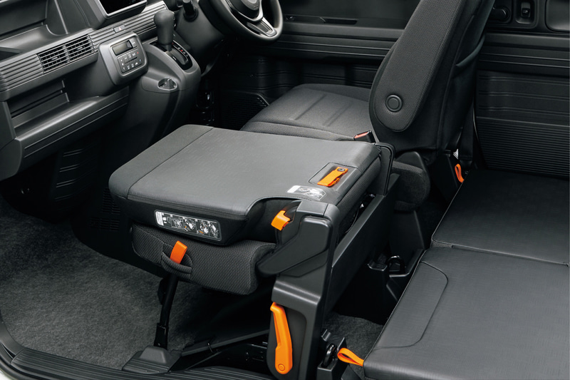 助手席側センターピラーレス化による「ダブルビッグ大開口」を備えるほか、助手席ダイブダウン機能により、フルフラットで広い車内を実現