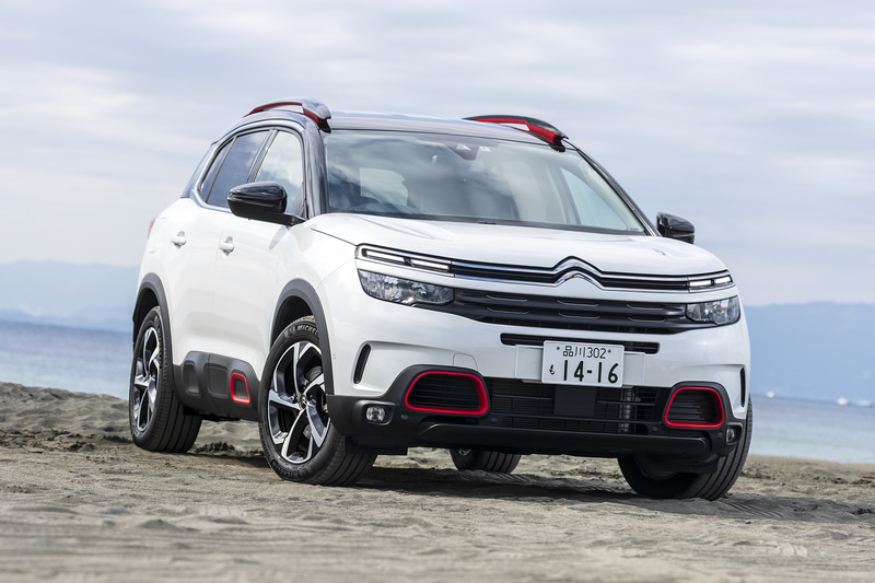 C5 エアクロス SUV。グレードはSHINE（415万円）のみの設定。ボディサイズは4500×1850×1710mm（全長×全高×全幅）、ホイールベースは2730mm。最小回転半径は5.6m。車両重量は1520kgで、ディーゼルモデルのSHINE BlueHDiと比べて120kg軽い