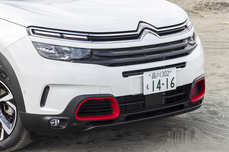 ダブルシェブロンが伸びてランプを囲むシトロエン独特のフロントフェイスを踏襲。個性的なデザインの18インチホイールやアクセントカラーを用いたルーフレール、2トーンのルーフカラーなど、ポップな印象のエクステリア