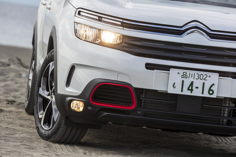 ダブルシェブロンが伸びてランプを囲むシトロエン独特のフロントフェイスを踏襲。個性的なデザインの18インチホイールやアクセントカラーを用いたルーフレール、2トーンのルーフカラーなど、ポップな印象のエクステリア