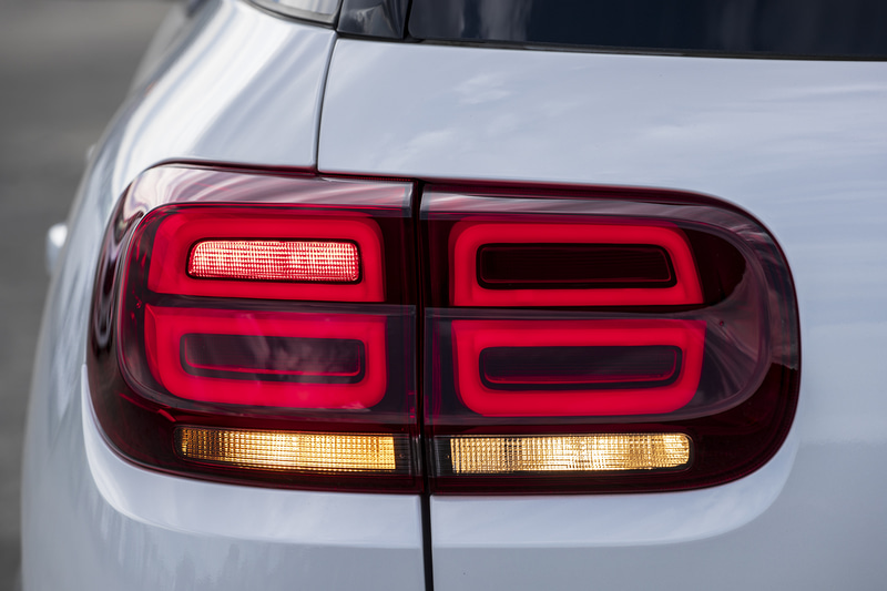 ダブルシェブロンが伸びてランプを囲むシトロエン独特のフロントフェイスを踏襲。個性的なデザインの18インチホイールやアクセントカラーを用いたルーフレール、2トーンのルーフカラーなど、ポップな印象のエクステリア