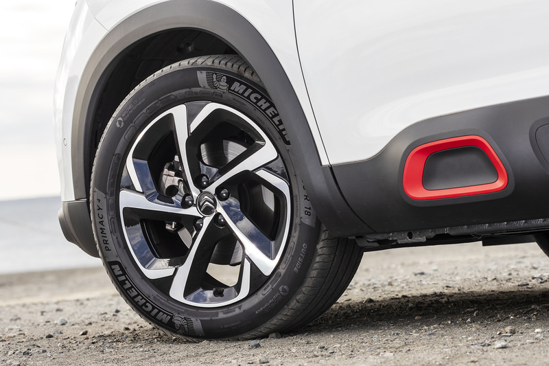 ダブルシェブロンが伸びてランプを囲むシトロエン独特のフロントフェイスを踏襲。個性的なデザインの18インチホイールやアクセントカラーを用いたルーフレール、2トーンのルーフカラーなど、ポップな印象のエクステリア