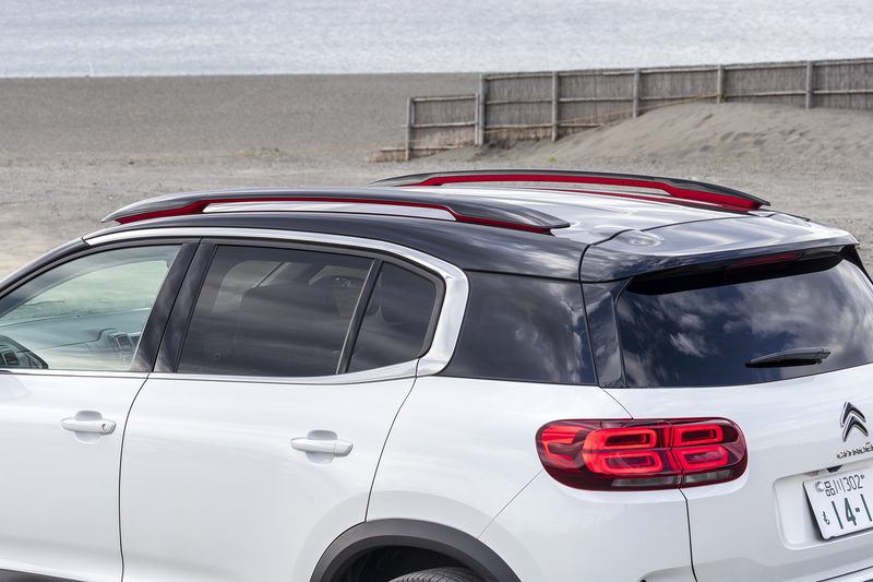 ダブルシェブロンが伸びてランプを囲むシトロエン独特のフロントフェイスを踏襲。個性的なデザインの18インチホイールやアクセントカラーを用いたルーフレール、2トーンのルーフカラーなど、ポップな印象のエクステリア