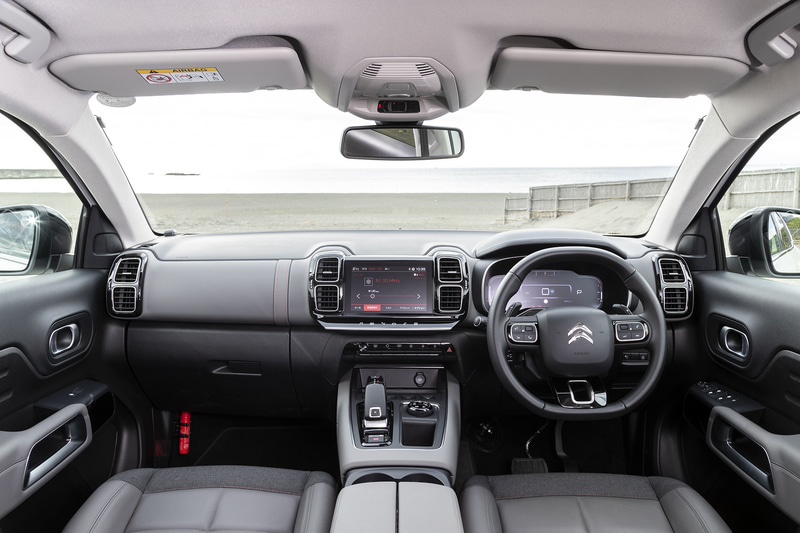 水平基調のインテリア。ステアリングスポークにはオーディオ類の操作ボタンが配置される。トラフィックジャムアシストなどドライバーアシスト機能の操作スイッチはコラムタイプ。ATセレクターまわりにはグリップコントロールなどのスイッチを集約