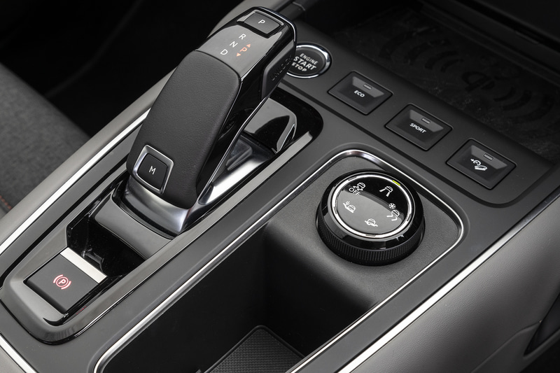 水平基調のインテリア。ステアリングスポークにはオーディオ類の操作ボタンが配置される。トラフィックジャムアシストなどドライバーアシスト機能の操作スイッチはコラムタイプ。ATセレクターまわりにはグリップコントロールなどのスイッチを集約