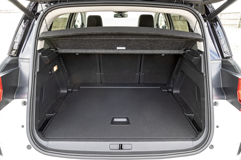 ラゲッジスペースは通常時580L、リアシートをスライドさせると670Lに拡大。さらにリアシートバックを折りたたむと最大1630Lまで容量が増える