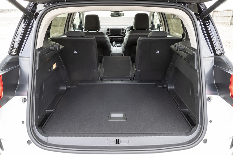 ラゲッジスペースは通常時580L、リアシートをスライドさせると670Lに拡大。さらにリアシートバックを折りたたむと最大1630Lまで容量が増える