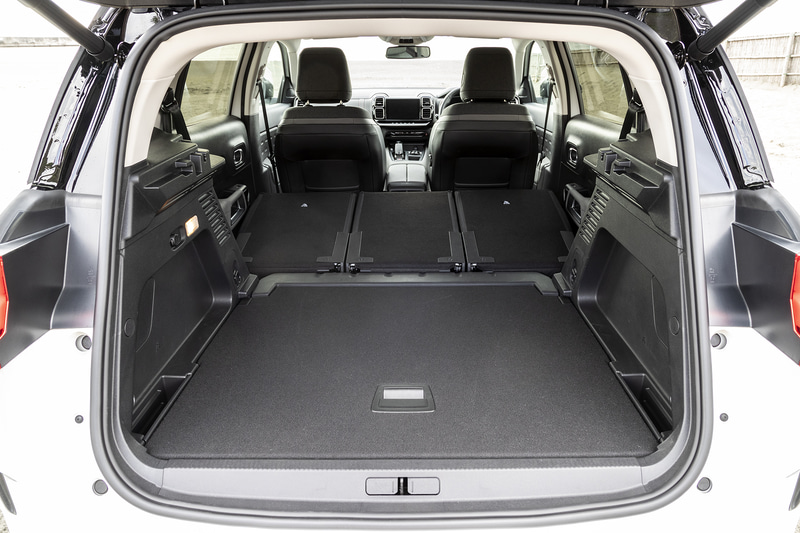ラゲッジスペースは通常時580L、リアシートをスライドさせると670Lに拡大。さらにリアシートバックを折りたたむと最大1630Lまで容量が増える