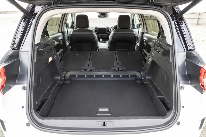 ラゲッジスペースは通常時580L、リアシートをスライドさせると670Lに拡大。さらにリアシートバックを折りたたむと最大1630Lまで容量が増える
