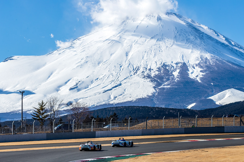サーキット「富士スピードウェイ」では、雄大な景色をバックに戦っています。景色を見る暇はありませんが