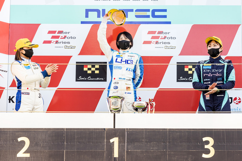 最終戦、優勝は翁長実希選手、準優勝は三浦愛選手、3位は猪爪杏奈選手となった