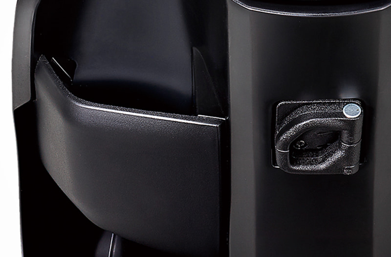 500mlペットボトルを収納できるインナーボックスと、持ち手の太いバッグも掛けられる折りたたみ式大型フックを完備