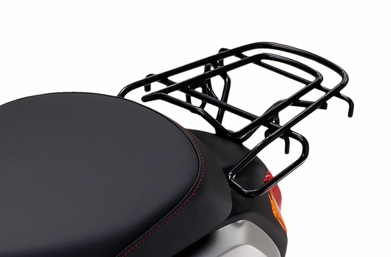 荷物をしっかりと積めるリアキャリアには、別売の「盗難抑止ロック」を格納できるホルダー付き。また、スタンド掛けを容易にする取っ手としても利用できる