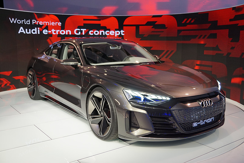 写真は4ドアクーペコンセプト「e-tron GT concept」