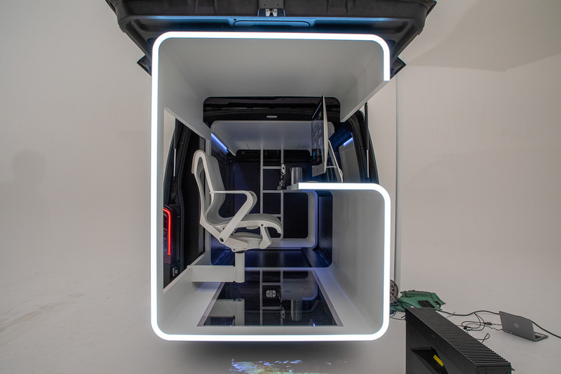 壁面とデスクが一体式。チェアも壁に固定されている