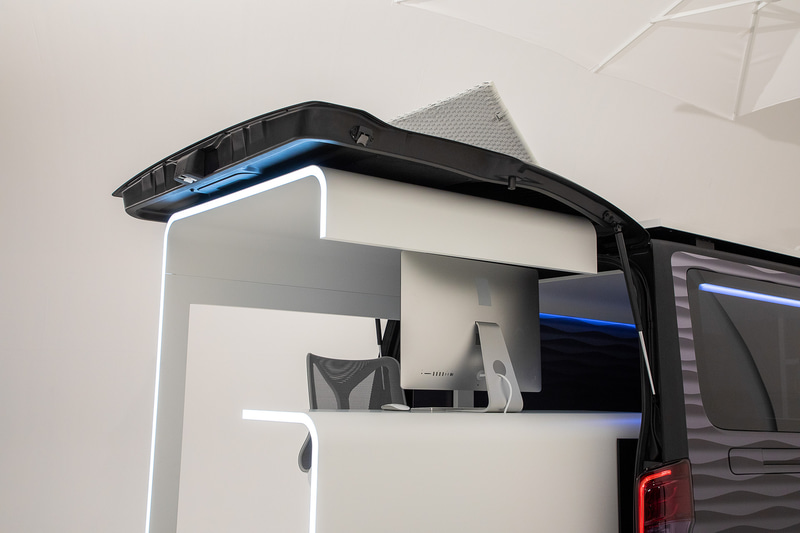 オフィスポッドを引き出した状態で天井となるパーツはリアゲートに固定されている。天井から下の部分がスライドして出し入れできる作りだ