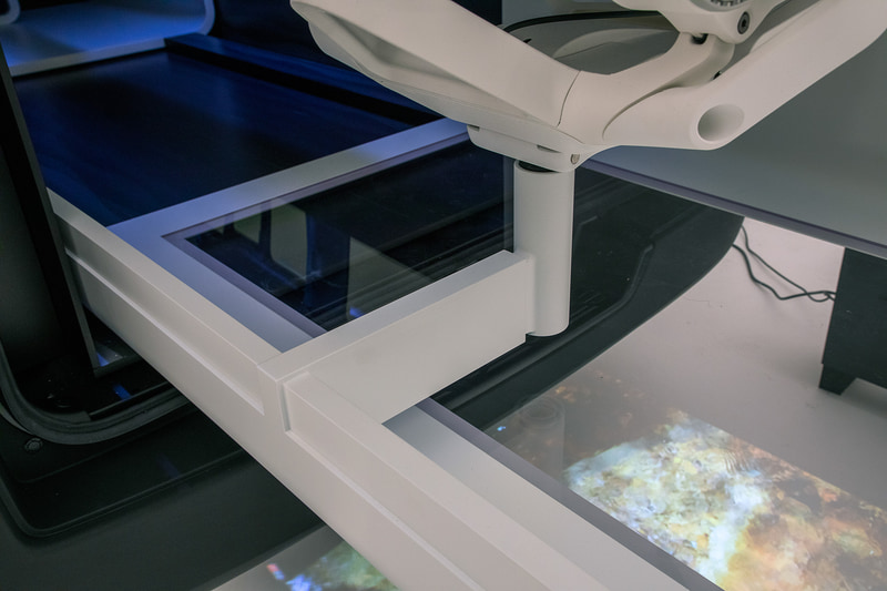 チェアの固定法も独特。これは足下の眺めを損なわないためと、走るたびにチェアを固定するという煩わしさをなくすための作り