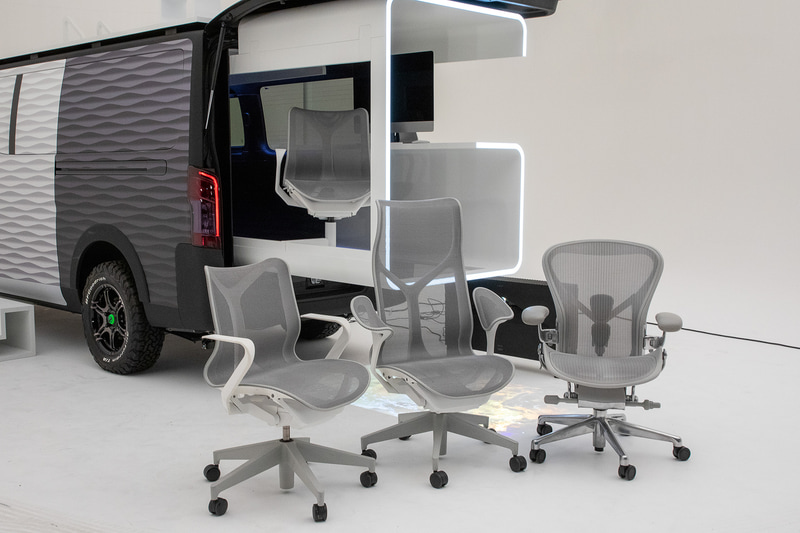 使用しているチェアはハーマンミラー製のコズムチェア。オフィスポッドのデスクとチェアとの間隔は狭めなので座る姿勢はおのずと深く座るようになるが、人間工学に基づいた作りのコズムチェアはそうして座った際の身体とのフィット感もよく、長時間の座っていても身体が痛くなることはないという。また、疲れも少ない。オフィスポッドのコズムチェアは他のタイプに付け替えることも可能