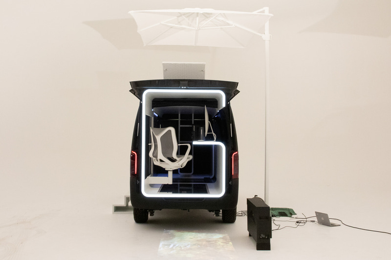 オンロードだけでなくオフロードにも入っていけるオールラウンダーという設定なので、フロントフェイスは道具感のあるマットブラック仕上げ。「まんまの姿」での市販は難しいだろうが、快適な仕事部屋というコンセプトの市販バージョンの登場に期待したい