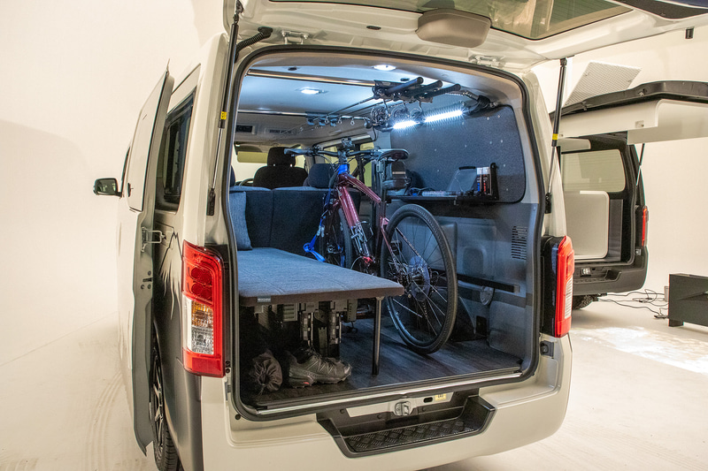 NV350 キャラバン オグショー ES モビリティコンセプトのラゲッジスペース。仕事用としても使用できるとのことだが、今回はレジャー向けのディスプレイになっていた
