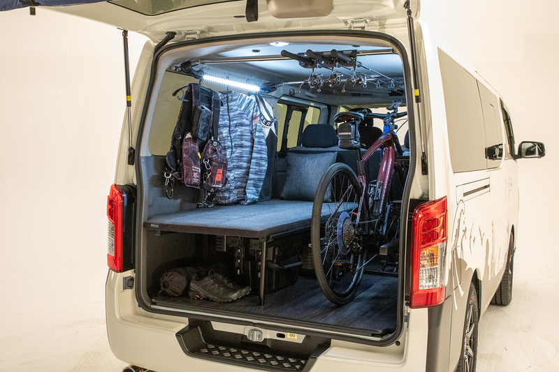 NV350 キャラバン オグショー ES モビリティコンセプトのラゲッジスペース。仕事用としても使用できるとのことだが、今回はレジャー向けのディスプレイになっていた