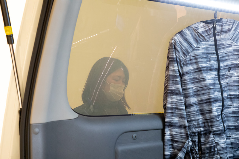 後席ガラスに使用されていた電子シェード。スイッチ操作で透過と遮光との切り替えができるのでカーテンが不要。これは透過モード