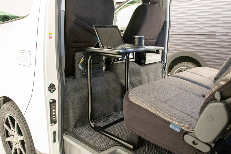NV350 キャラバンの2列目シートに試作品のテーブルをセットするとかなり使いやすい仕事スペースになる