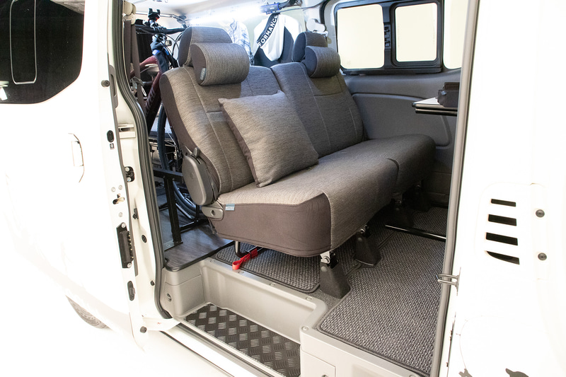 ステップ部にはESステッププロテクターを装備