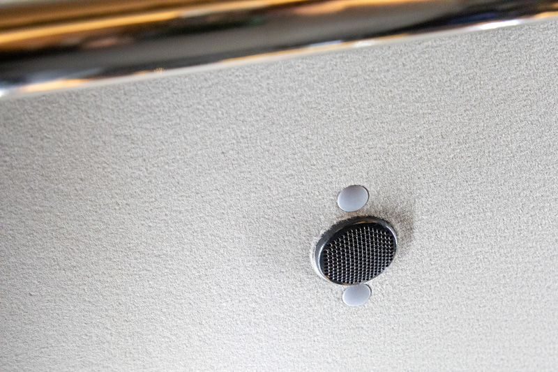 天井には小型のサーフェススピーカーがセットされる。一般的なカーオーディオ用スピーカーで言うとツイーターと同等サイズ。音は控えめかと思いきや、非常に臨場感のある音を鳴らすことができていた。それでいて取り付け部は特殊なバッフルなどは不要。サーフェススピーカーはプロトタイプとのこと