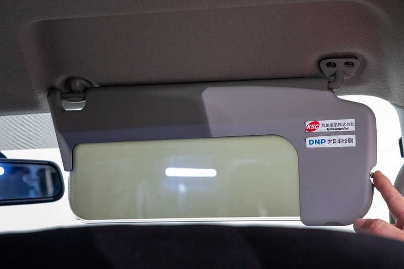 遮光モードと透過モードが切り替えできる電子シェード付きサンバイザー。日の差し込みに対してバイザーを上げ下げすることが省けるので、とくに小柄なドライバーでは便利な装備。これもプロトタイプ