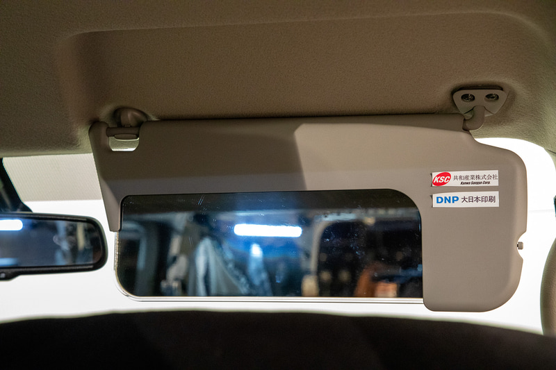 電子シェード付きサンバイザーはミラーモードも選択できるので、後方視界を広げる効果もある