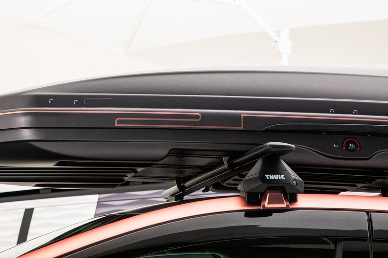 数字の21をモチーフにしたラインがフロント、サイド、リア、そしてルーフのジェットバッグに入れられている