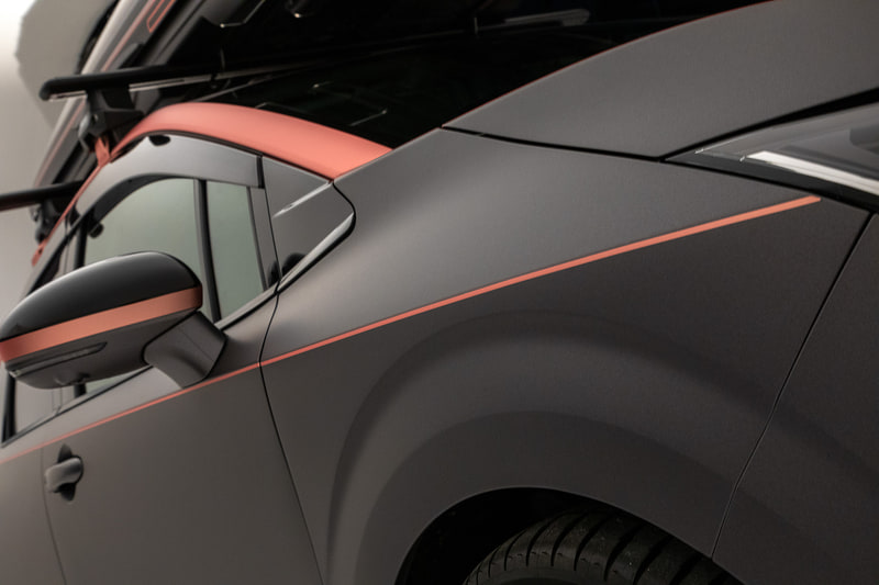 オリジナルデザインを大事にするという点からエッジの部分を強調させるピンストライプを入れる。ストライプの幅は色々試したところ4mmがいちばんきれいに見えたのですべてのストライプを4mm幅で統一している