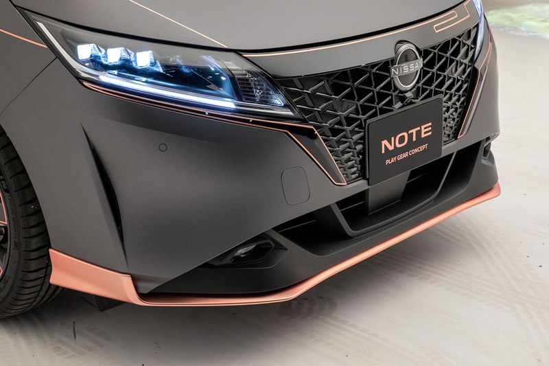 最新のラッピング方法を駆使して独特の質感を出す各フィニッシャーパーツ。フィニッシャーパーツ自体は新型ノートの純正オプション品を使用する